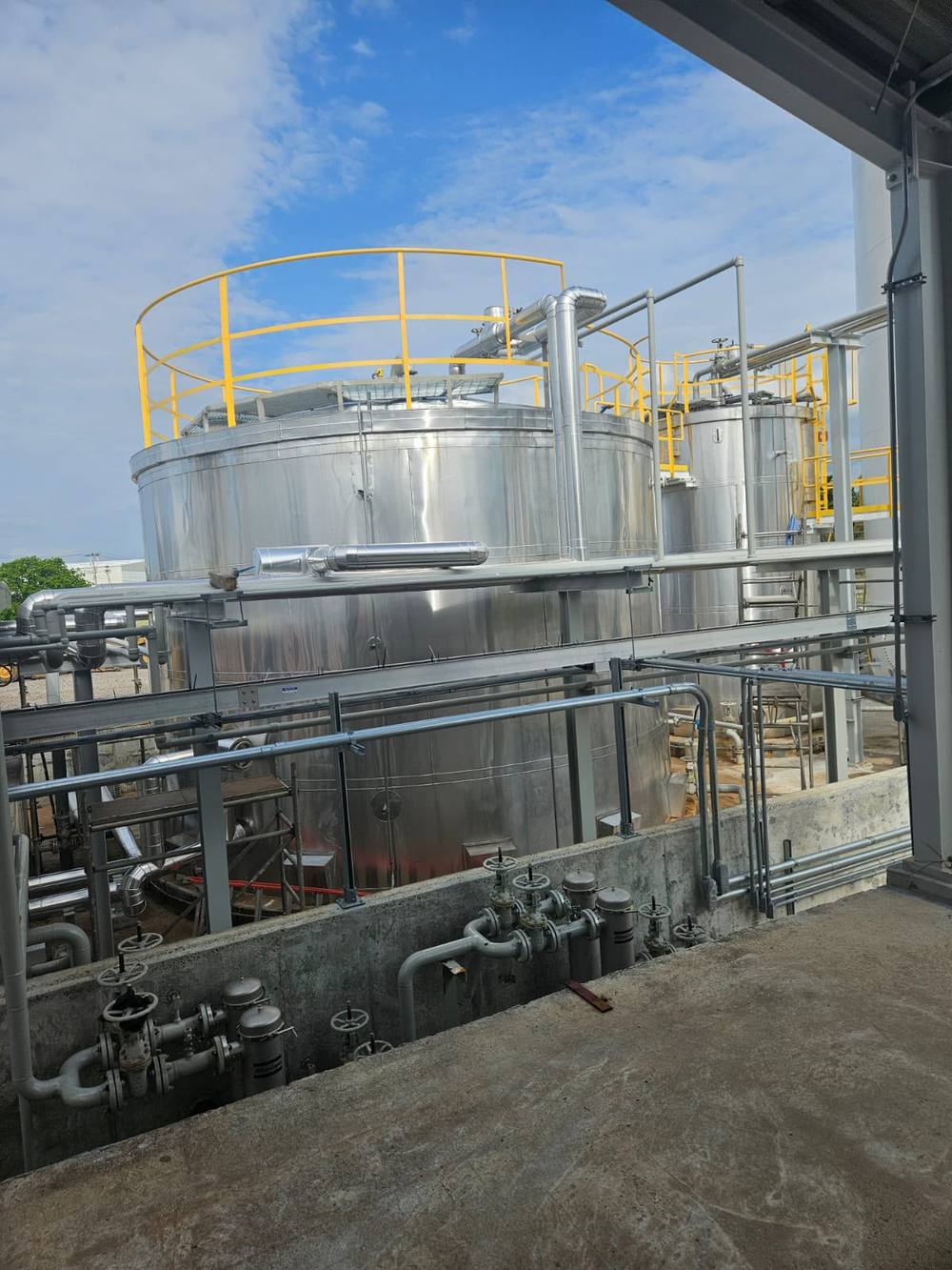 Planta industrial con tuberías aisladas en lana de roca