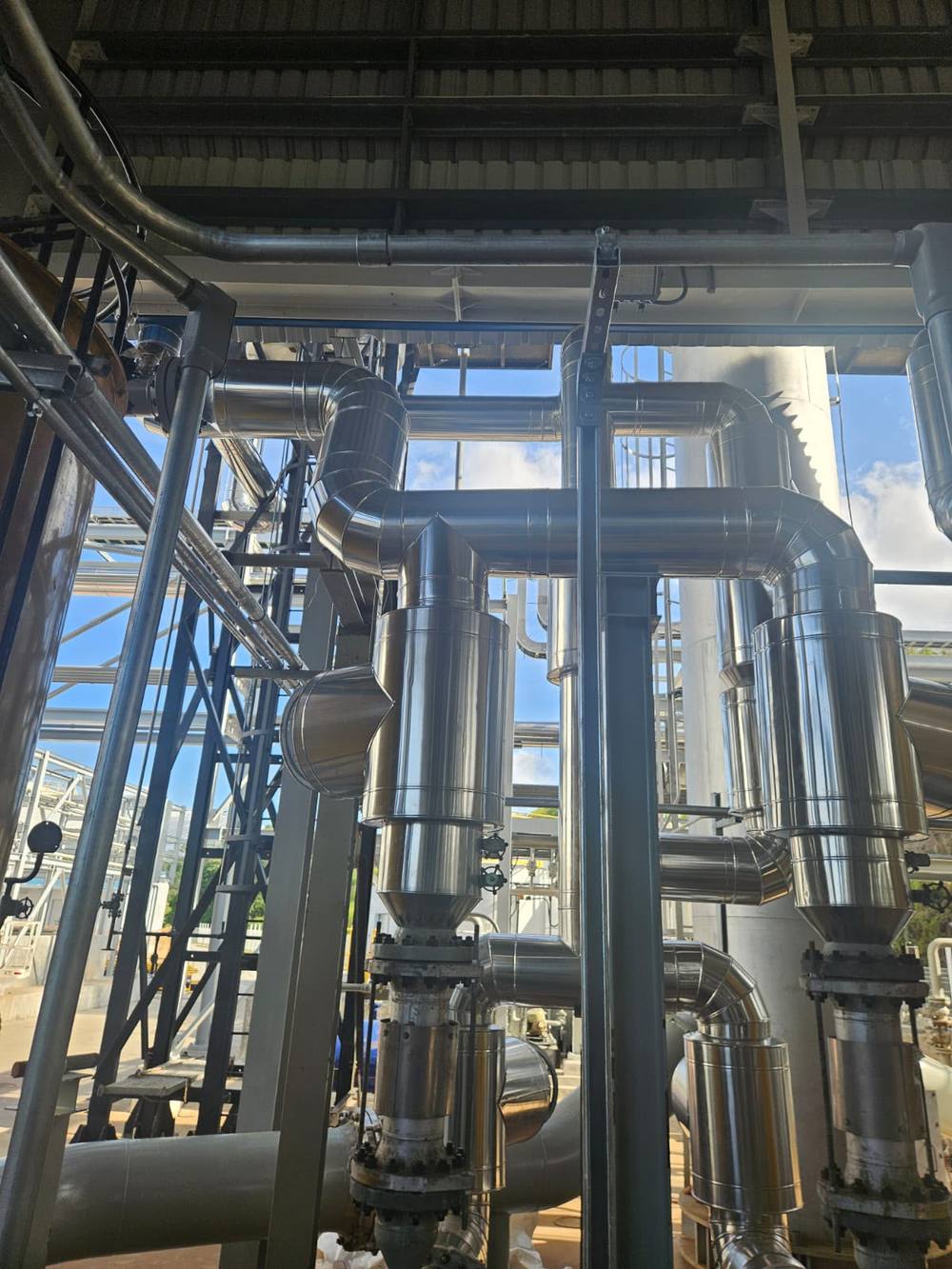 Tuberías industriales con aislamiento térmico en lana de roca