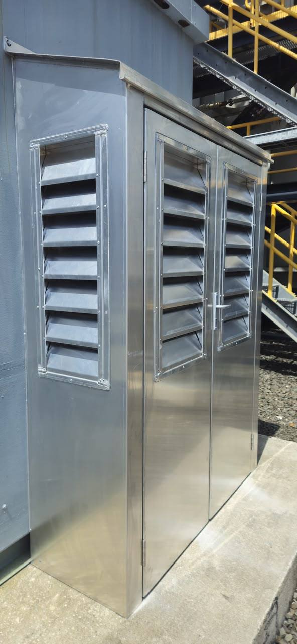 Cabina de aluminio con persianas tipo louver fabricada por IMPACOLSA