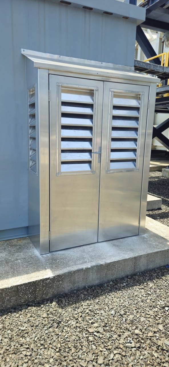 Cabina metálica con louvers instalada en exteriores