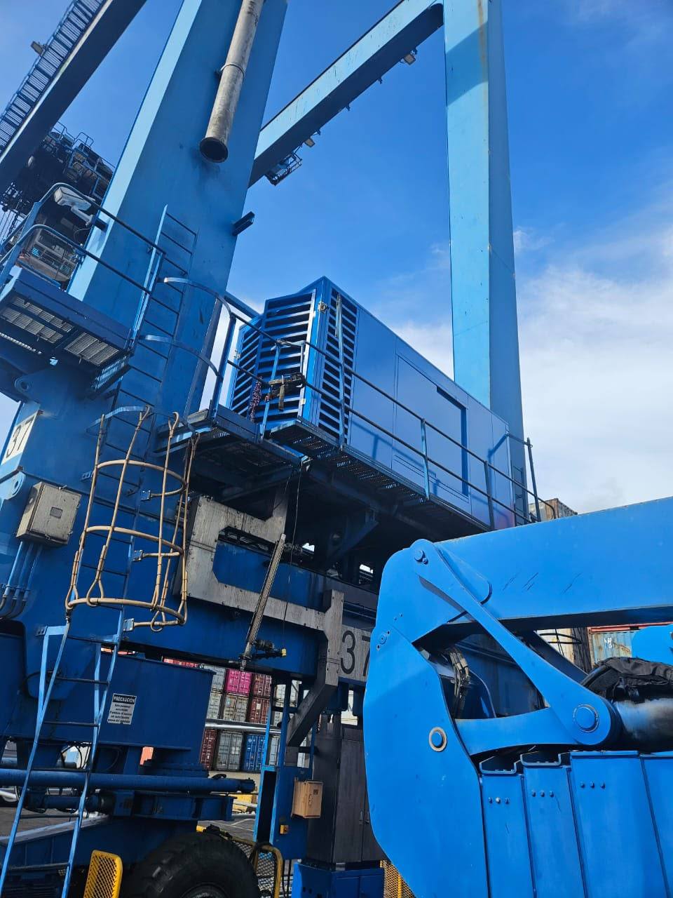 Estructura de cabina insonorizada para generador industrial
