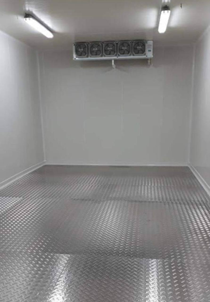 Interior de cuarto frío terminado con piso sanitario