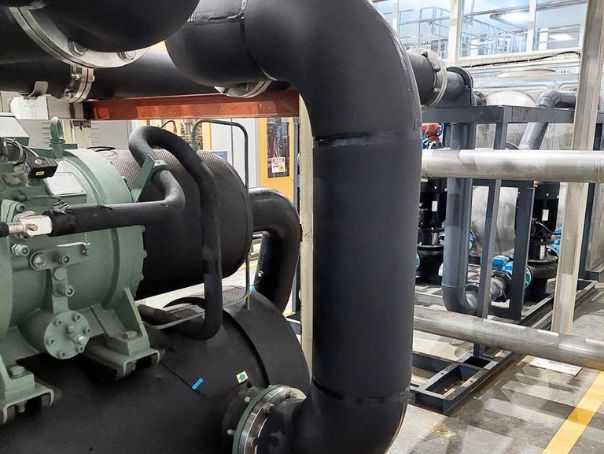 Aislamiento con armaflex en equipo de refrigeración