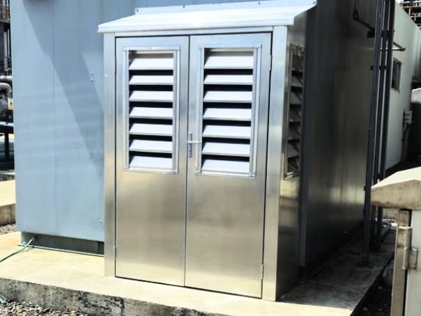 Cabina en aluminio con persianas tipo louver