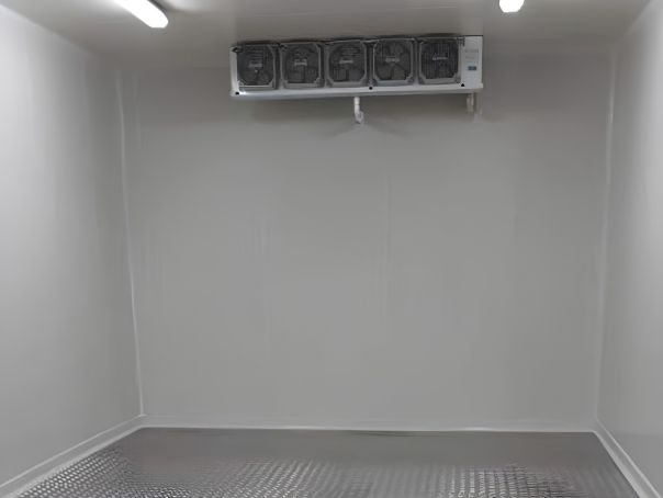 Interior de cuarto frío construido a la medida con evaporador