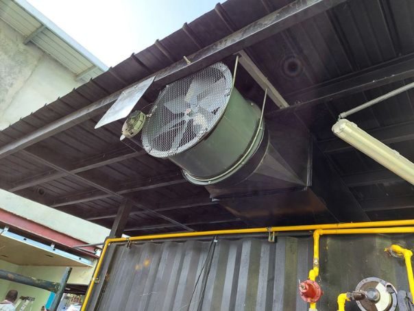 Extractor y ducto instalados en cubierta industrial