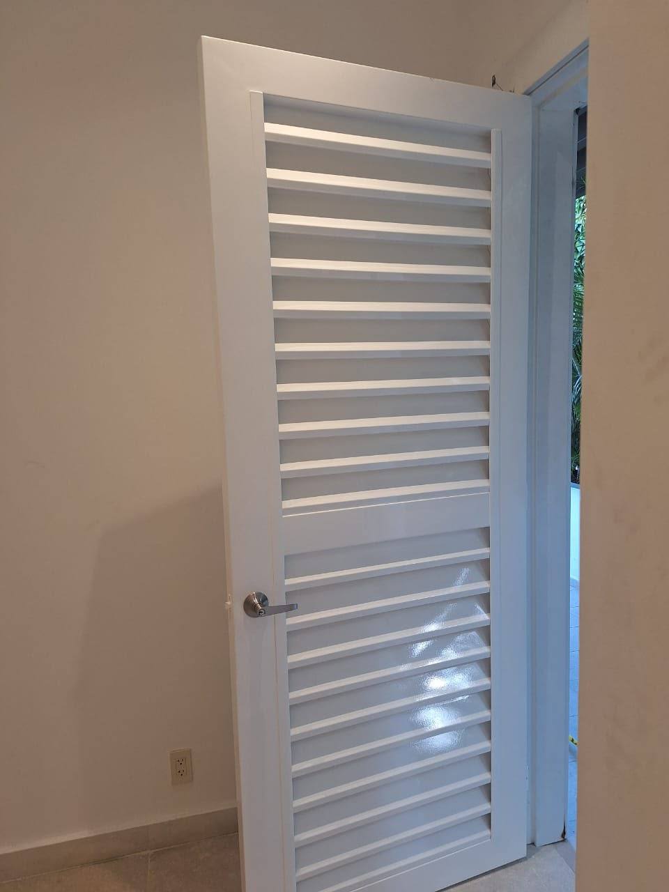 Puerta de acero inoxidable con persianas tipo louver