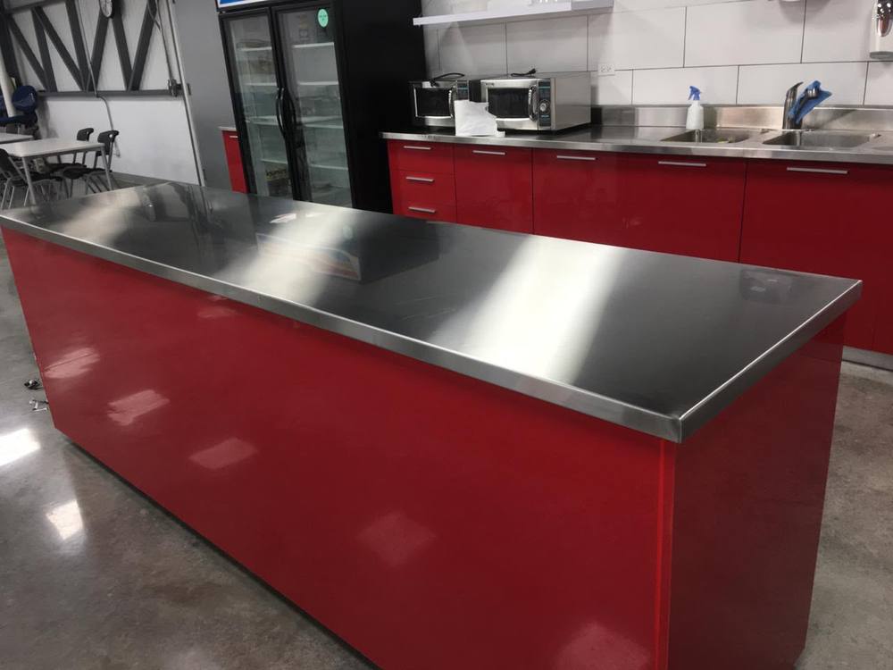 Sobre de acero inoxidable fabricado a medida para cocina industrial