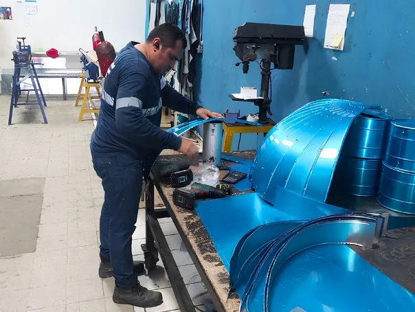 Personal de IMPACOLSA en trabajos de soldadura especializada