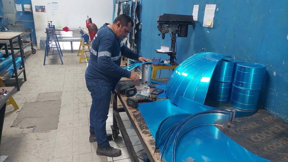 Personal especializado fabricando aislamientos en taller